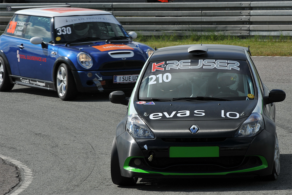 Den røde Aston Martin Vantage med Michael Klostermann/Mikkel C. Johansen/Kim Holmgaard vandt det fire timer lange løb på Ring Djursland
(Foto: Morten Alstrup)